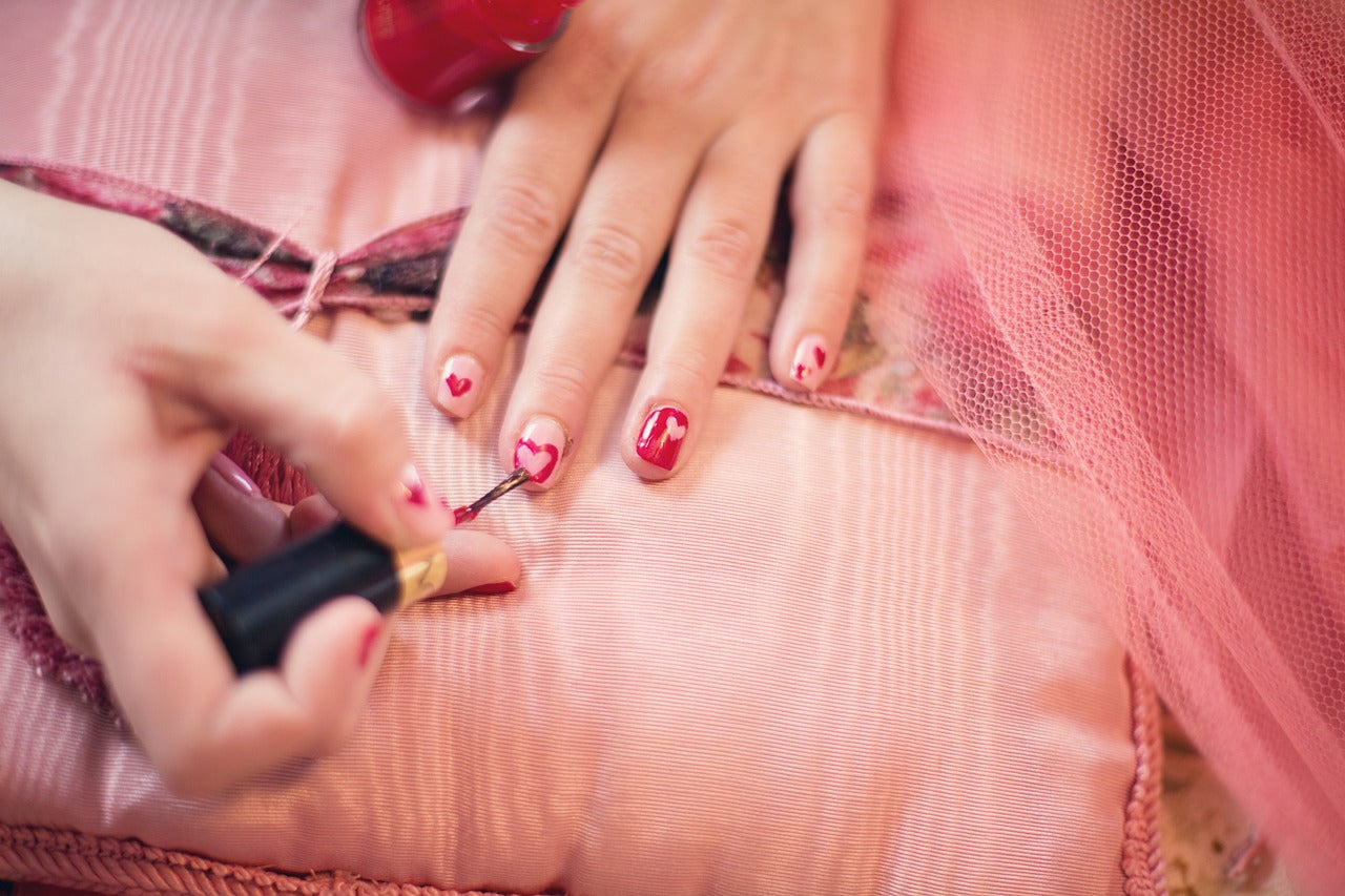 The Art of Choice: Gel Polish vs. Traditional Nail Polish